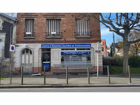 tres bel emplacement - angle de rue