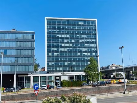 lichtrijke instapklare kantoren tot 688m² in uco toren te gent