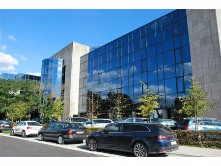 gelegen aan het klaverblad (e40/e17)