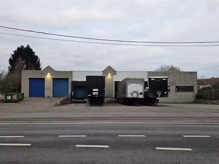 magazijn met laad- en loskades en kantoren