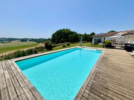 maison familiale de plain-pied avec piscine  vue pyrénées et grands volumes