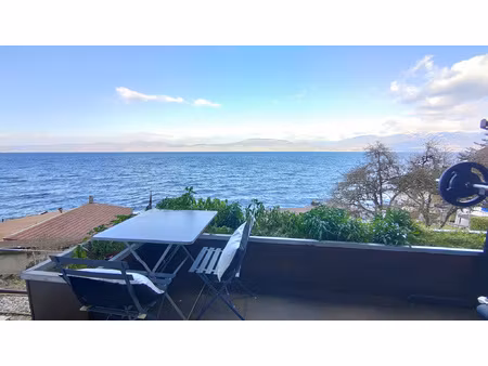 appartement avec terrasse et vue imprenable sur le lac