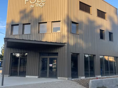 location commerce 180 m² à le thor (84250)
