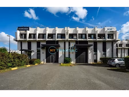local d'une surface de 678m² dont 130m² de bureaux courcouronnes