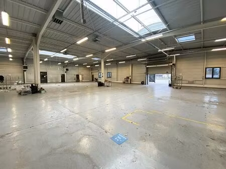 location local d'activités trappes 953 m²