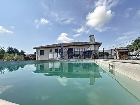 aureville grande villa avec piscine et dépendances avec appartement t3