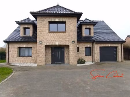 prestations de qualité pour cette vaste demeure récente et lumineuse