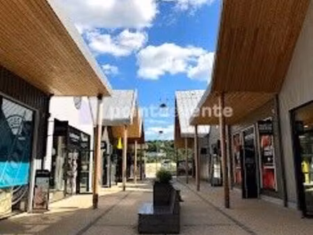 commerce habillement/textile 127 m²