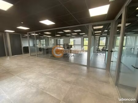 bureau 700 m²