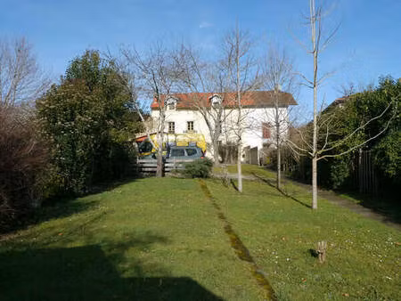 maison avec jardin et accès direct à la rivière pour location saisonni