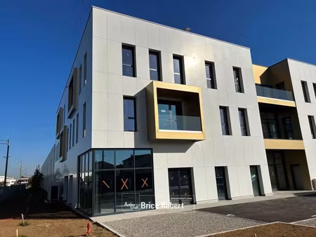 à vendre - local d'activités dans un parc neuf sur un terrain de 9 000 m² - décines