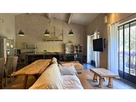 immeuble à la mole comprenant un bel appartement  un magasin  un garage et une vaste cave 