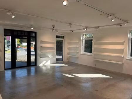 surface commerciale à louer + zone de stockage et p