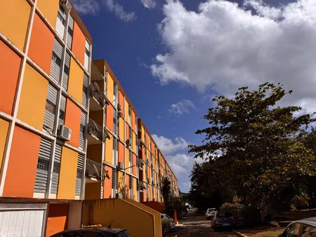 aux abymes  box de 12m2 à acheter dans une copropriété fermé