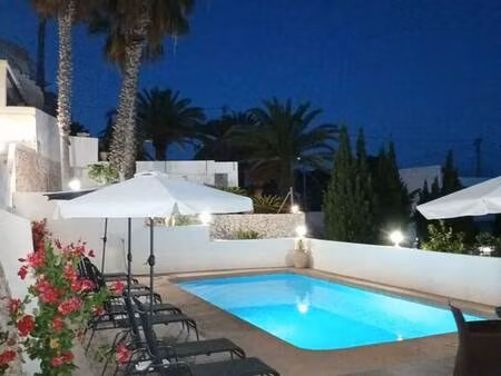 cette **belle villa de style méditerranéen   avec une vue imprenable sur la mer et la camp