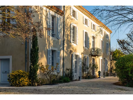 maison de maître dans un village pittoresque du gers