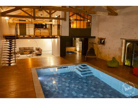 niché dans un écrin de verdure à l'abri des regards  au bal des hirondelles est une invita