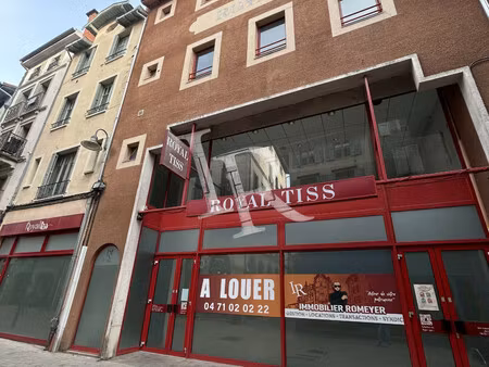 local commercial proche de la mairie