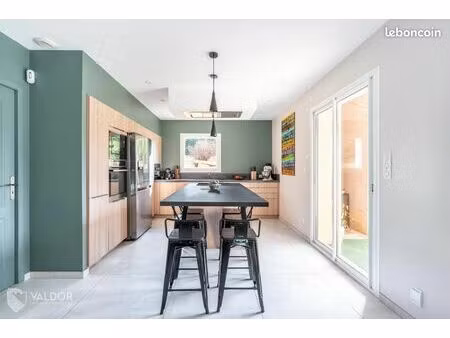 maison 8 pièces 220 m²