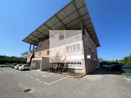 location bureau 900 m² à villefontaine (38090)