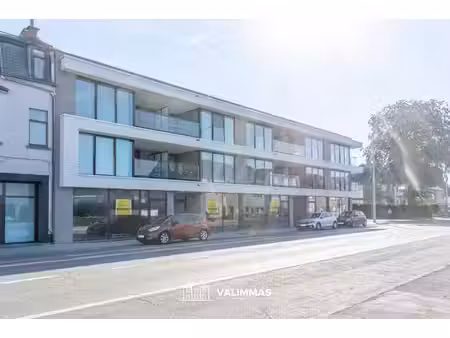 commercieel gelijkvloers met grote kelder en 4 parkings...
