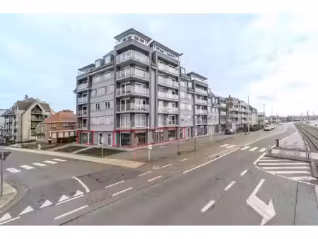 spacieuse propriété commerciale avec un emplacement à louer