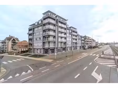 spacieuse propriété commerciale avec un emplacement à vendre