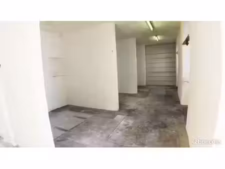 entrepôt 68 m2 - rideau de fer - caméra de surveillance
