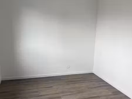 local 110 m² change