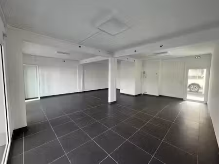 location locaux professionnels à le moule (97160)  1 800 €