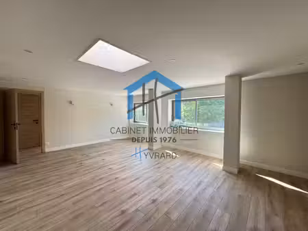 saint chamond - bon emplacement - local de 120m2 neuf avec p