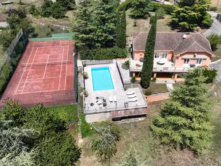 grande maison de famille avec piscine et terrain de tennis