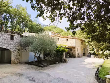 propriété bordée de 5 hectares de parc
