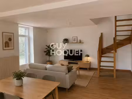 maison familiale avec terrasse et cour intérieure – sail-sous-couzan