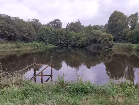 terrain de loisirs avec etang