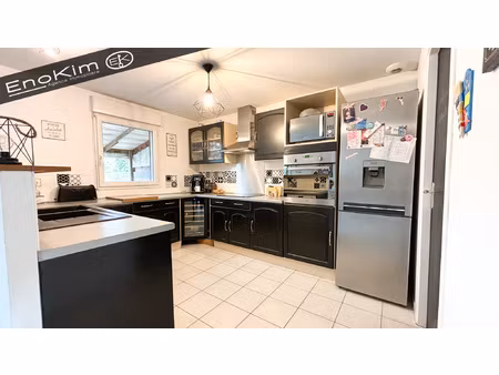 maison 115 m2   6 pièces  3 chambres et un bureau.