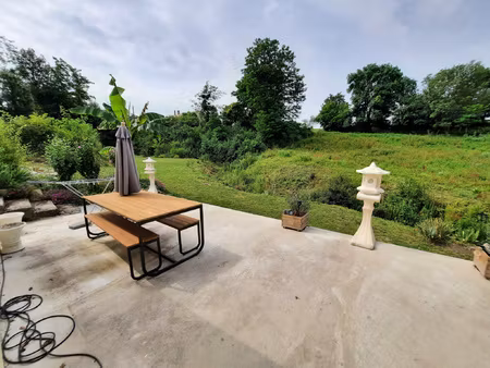 maison + gîte sur 2619 m2 de parcelle verdoyante et arborée.