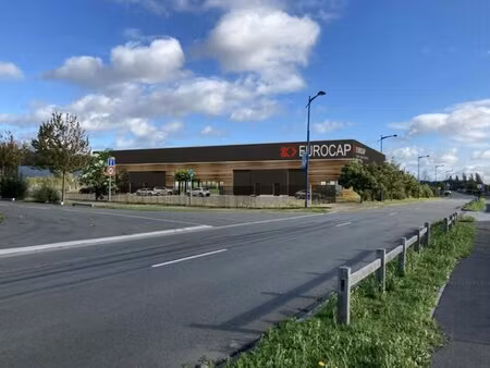 à louer local commercial 370 m² – 2 745 € |douvrin