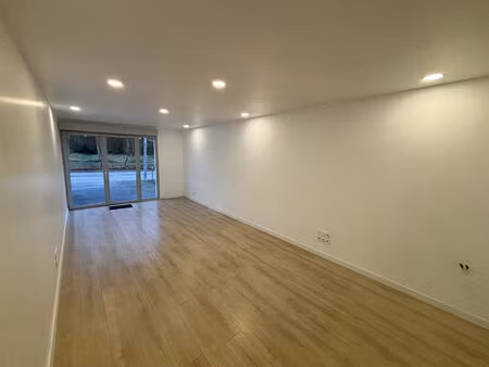 à louer : bureau idéalement situé dans le bourg de la commune de saffré.