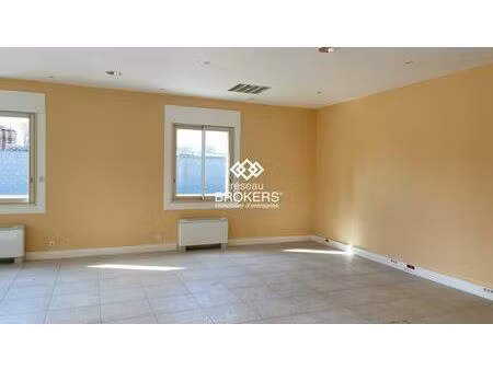 prestigieux bureau de 480 m2 en location - noves  france