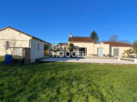 proche prayssac  plain-pied avec piscine.