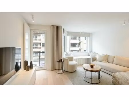 prachtig gerenoveerd drie slaapkamer appartement op enkel...