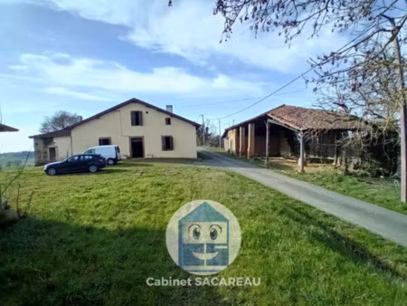 11.6 km du fousseret  et a 64  corps de ferme à rénover en totalité. avec terrain de 9679 