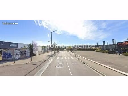 local commercial 1 700 m²