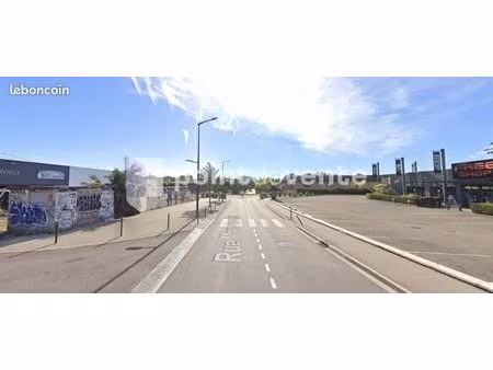 local commercial 1 700 m²
