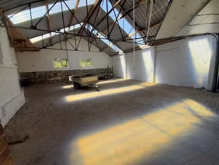 bel entrepôt à 5min d'awans avec nouvelle toiture