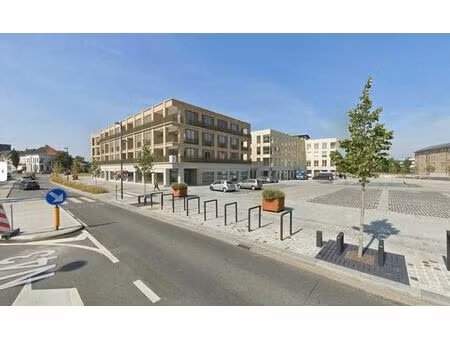 immeuble commercial situé au centre  le long d'une route trè