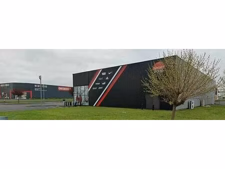 location commerce niort 995 m²