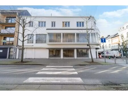 très bel immeuble de commerce et habitation situé en plein c