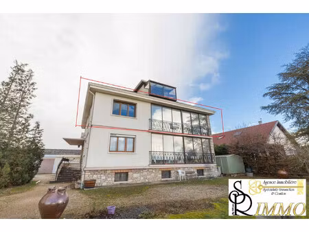 vaste appartement au 1er étage avec garage